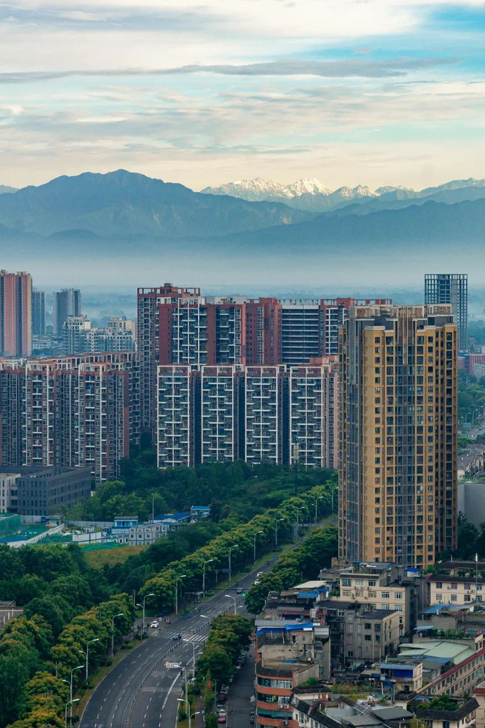 ▲华西峰，海拔5524米