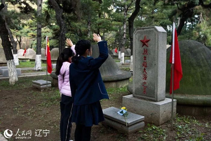 两名小朋友向烈士赵大海敬礼。人民网 邱宇哲摄