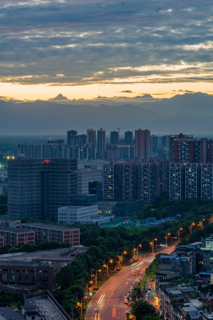 ▲雪山下的柳林东门片区