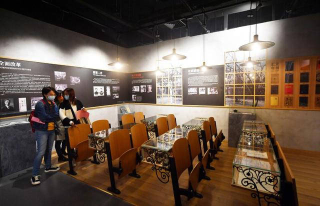 校史馆内复原的汇文中学旧时课堂场景。 图/新京报记者 李木易