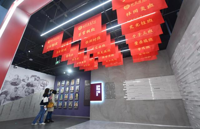 校史馆内展出的英雄班班旗。北京汇文中学培养出彭雪枫、张克侠等老一辈无产阶级革命家。图/新京报记者 李木易