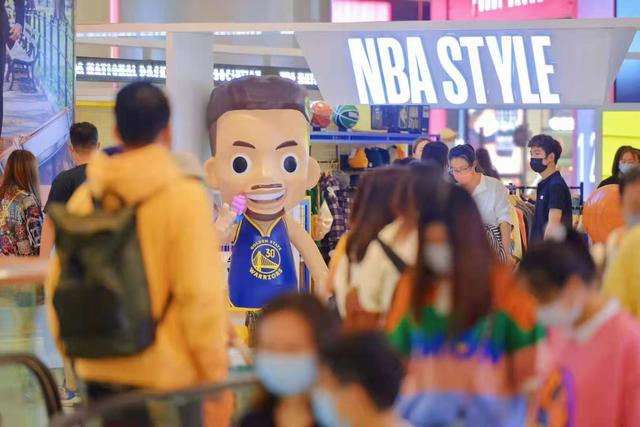 国庆期间，北京商场内客流量增加。受访者供图