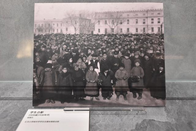 学校校史馆展出的汇文小学和中学学生合影。图/新京报记者 李木易