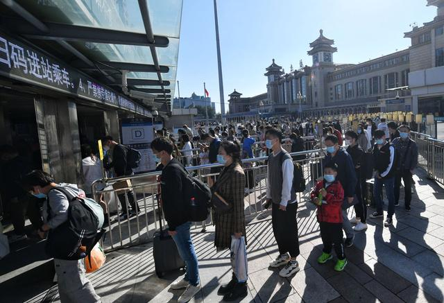 今天上午，从北京站出站的乘客排队进入地铁2号线。新京报记者 王贵彬 摄