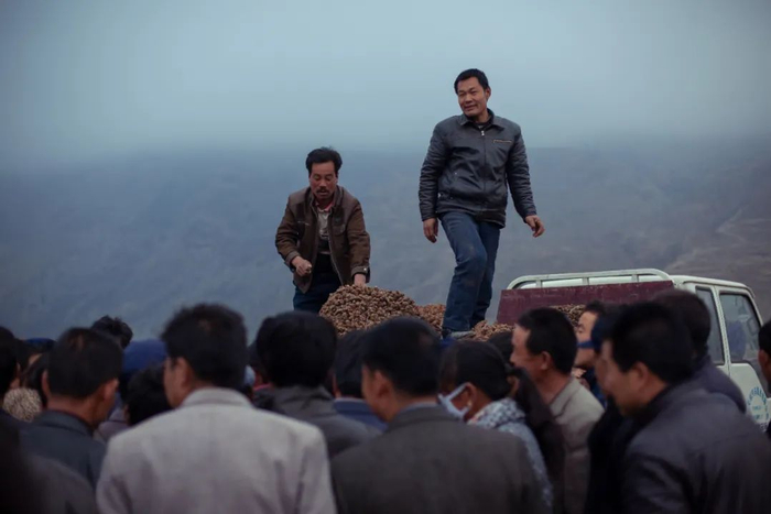  甘肃当地的中药草交易市场非常火热