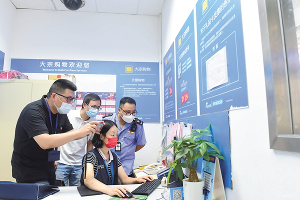 国庆假期，福建省福州市仓山区纪委监委派出5个监督小组，深入超市、酒店等场所，严查隐形变异、改头换面的“四风”问题。图为检查组成员在某超市查看电子礼品卡销售记录，摸排公款送礼问题。林丹 摄