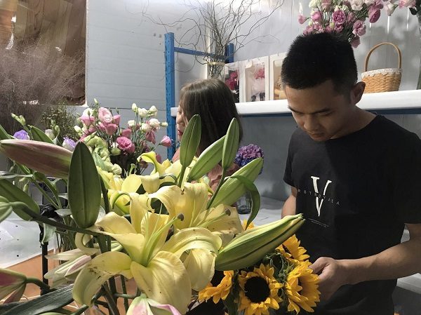 收工后帮爱人打理花束