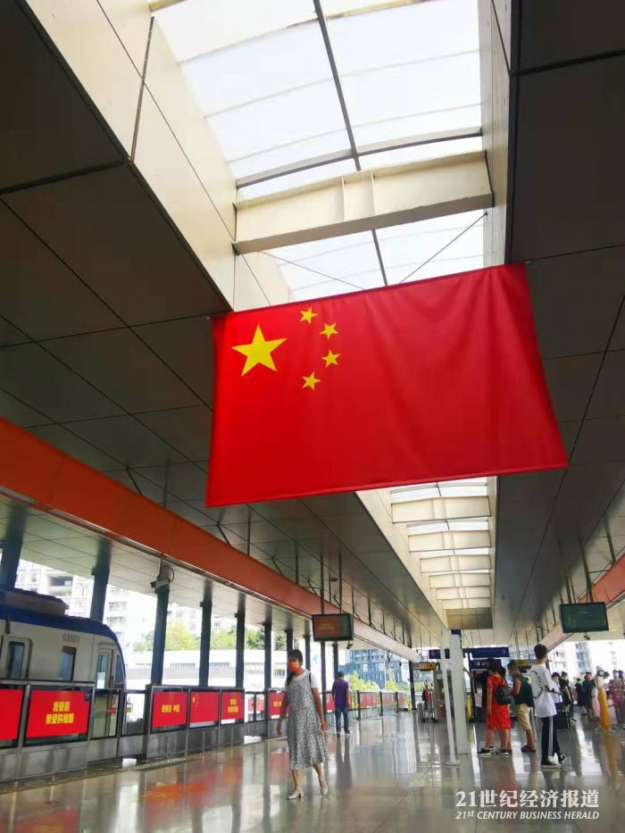 连地铁站也装饰一新 文静摄