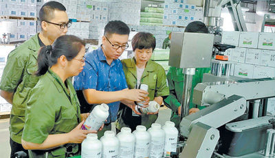 福建省省级科技特派员（左三）在一家生物农药公司进行技术指导。　　廖学仁摄