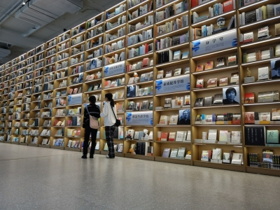 ▲市民在空港“文轩Books青年阅享空间”查阅书籍。