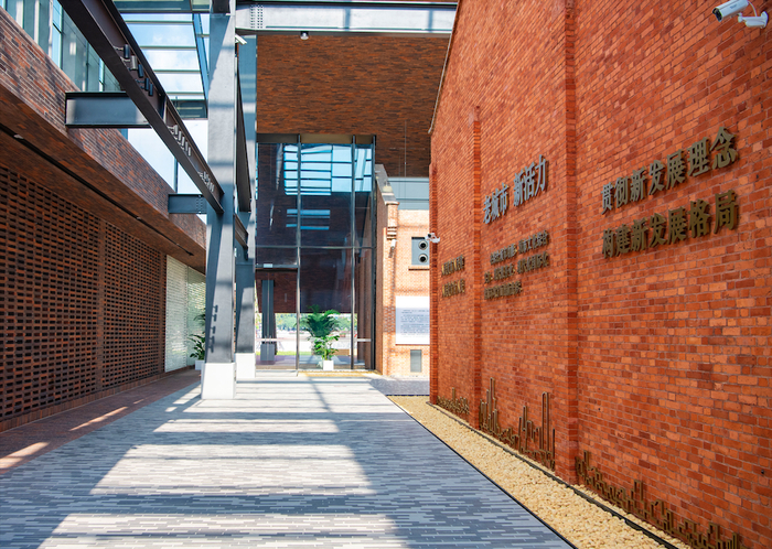 上图为聚龙湾展示中心内景。