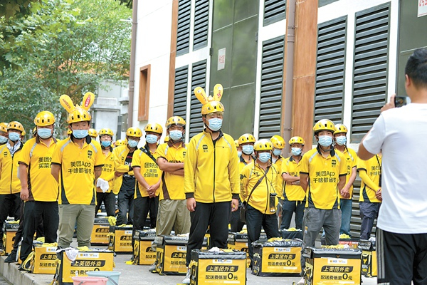 　　图为上海街头的美团外卖送货员。（图片来源：视觉中国）