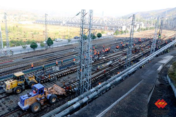 图为交叉渡线整体平移施工现场