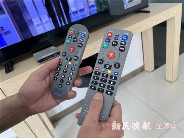 图说：为老人特制的遥控器 （右）