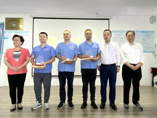 ▲ 孔晓燕、徐洪伟、刘荣增为一等奖获得者颁奖