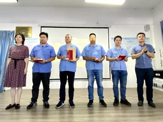 ▲ 杨红波、王剑为二等奖获得者颁奖