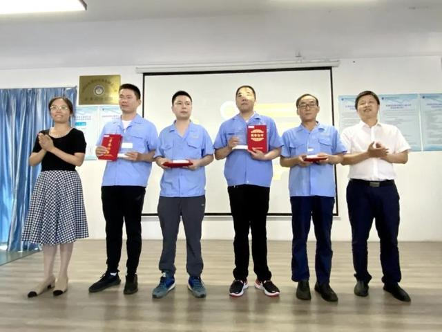 ▲ 吴逸、罗勇彪为三等奖获得者颁奖