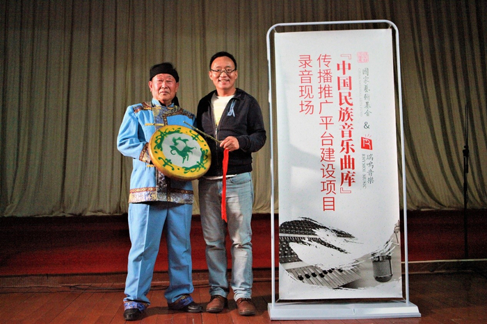 （制作人与锡伯族音乐传承人）