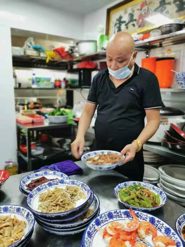 工作中的王小平。余知都／摄