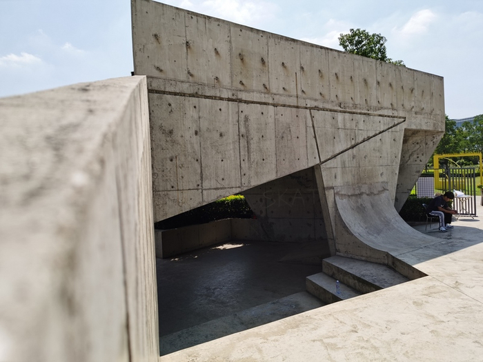 滑板公园的多功能看台