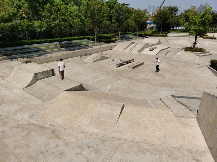 即使是工作日，滑板公园也不乏慕名而来的爱好者  图片均陈玺撼摄