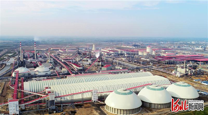 图为位于乐亭县境内的“绿色梦工厂”——河钢乐亭钢铁基地一景。  河北日报通讯员刘江涛摄