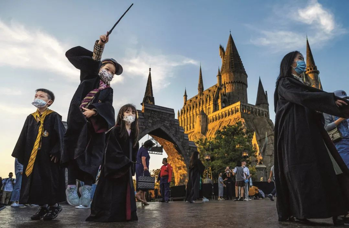 游客在北京环球影城哈利·波特魔法世界主题景区。图/视觉中国