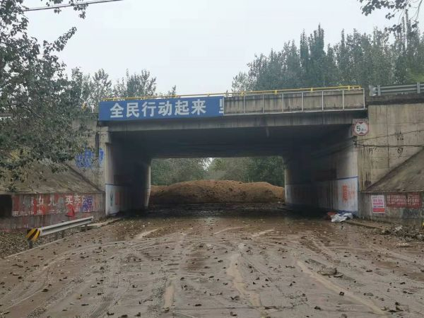 封锁的涵洞 高飞昌/摄