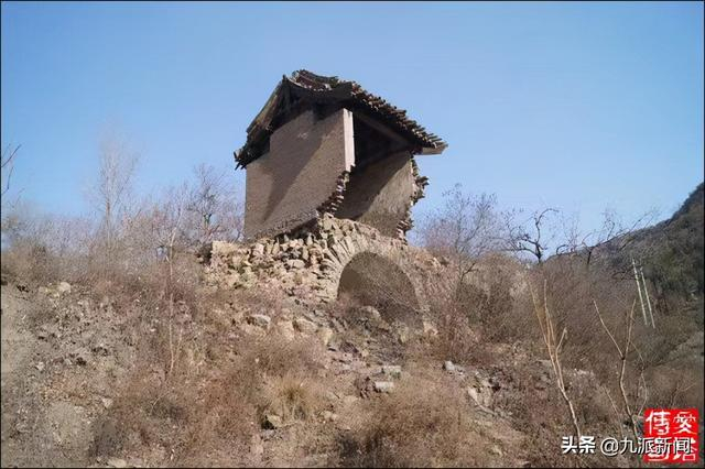 山西太原市晋源区一座被称为“庙坚强”的古庙，未知其文物等级，门楼殿阁悬空三分之一。图/受访者供图