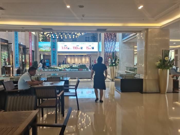 10月6日，铜仁市一楼盘冷清的销售大厅。张慧敏摄