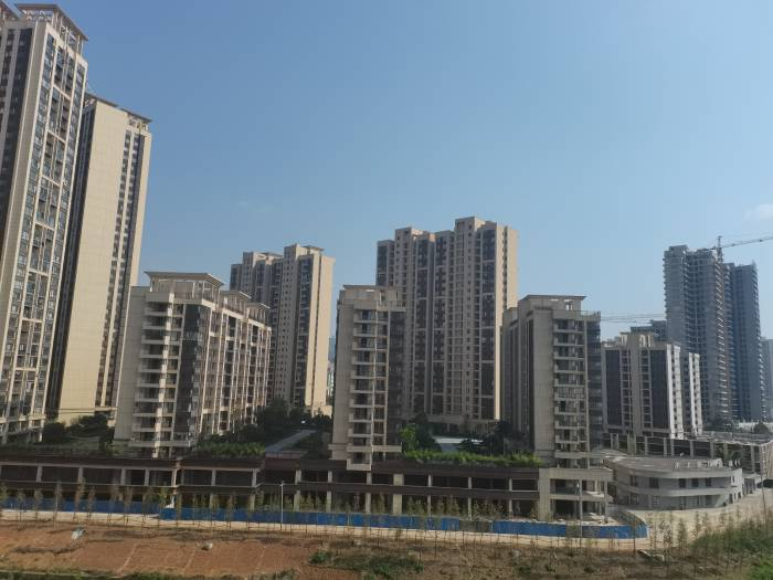 铜仁市一楼盘的底商还未有商户入驻。 张慧敏 摄