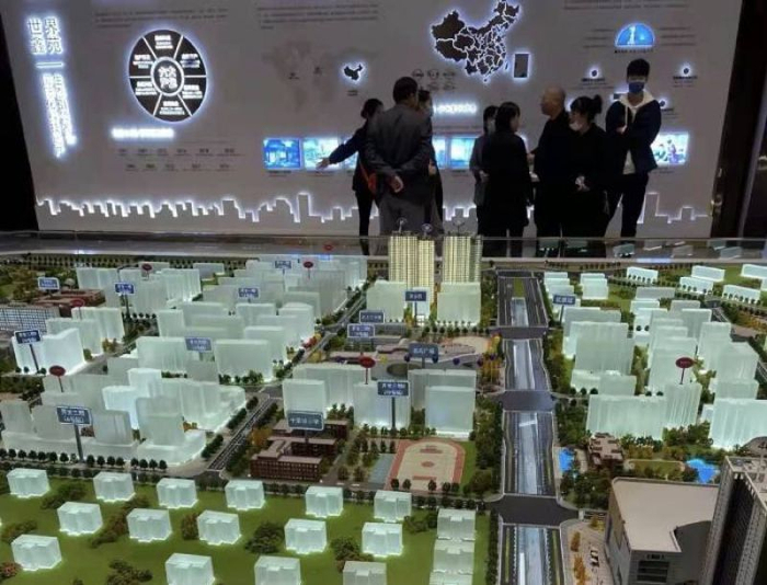 郑州鑫苑紫金府国庆客流稀少。&nbsp; &nbsp;苗诗雨 摄