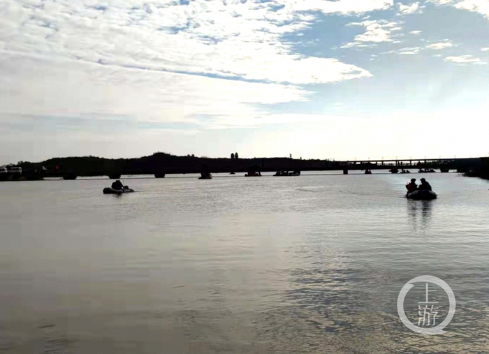 ▲10月12日，河北石家庄平山县事故现场，救援人员仍驾驶着皮划艇在水中寻人。摄影/上游新闻记者 李洪鹏