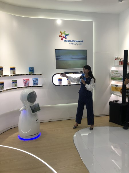 图说：场景体验，机器人介绍“菲仕兰”