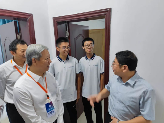 ▲省领导和校领导到宿舍看望新同学并了解试验区医疗保障情况