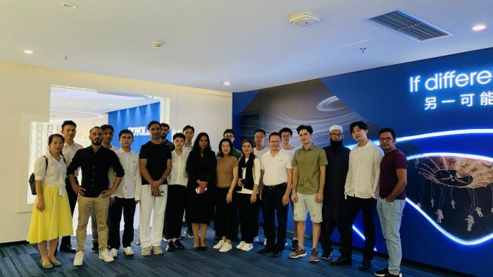 （参加活动的留学生与企业合影。图片来源：深圳大学。）