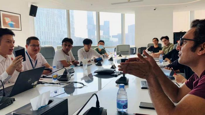 （留学生与企业交流。图片来源：深圳大学）