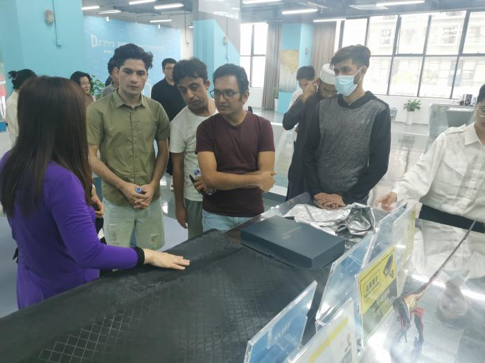 　（留学生参观深圳大学创新创业教育中心与大湾区国际创新学院。李婷菊/摄影）