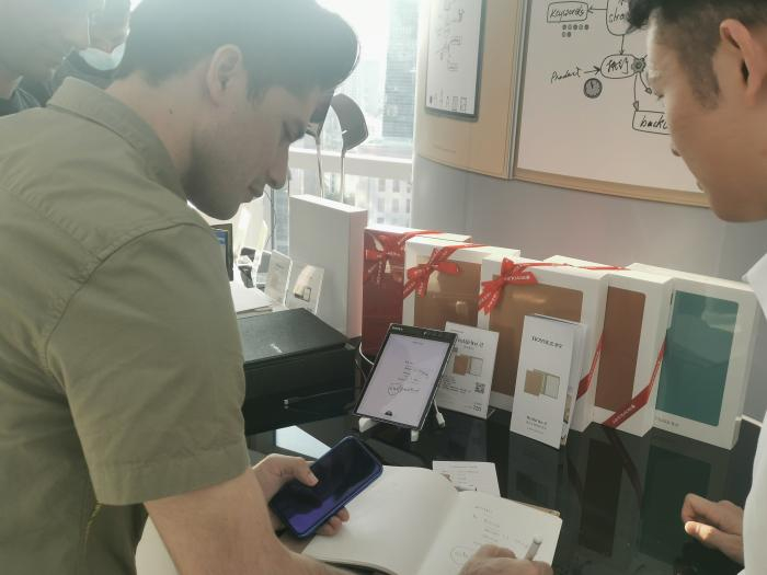 　（留学生参观体验企业柔性传感器创新科技产品。李婷菊/摄影）