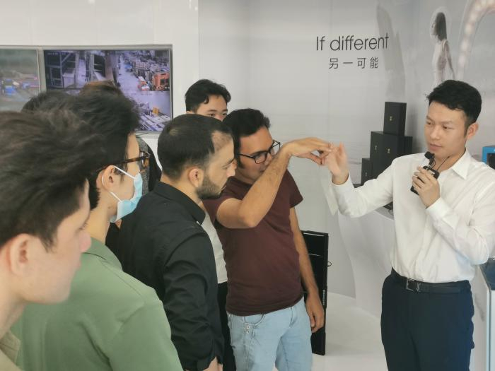 （留学生参观体验企业创新科技产品。李婷菊/摄影）