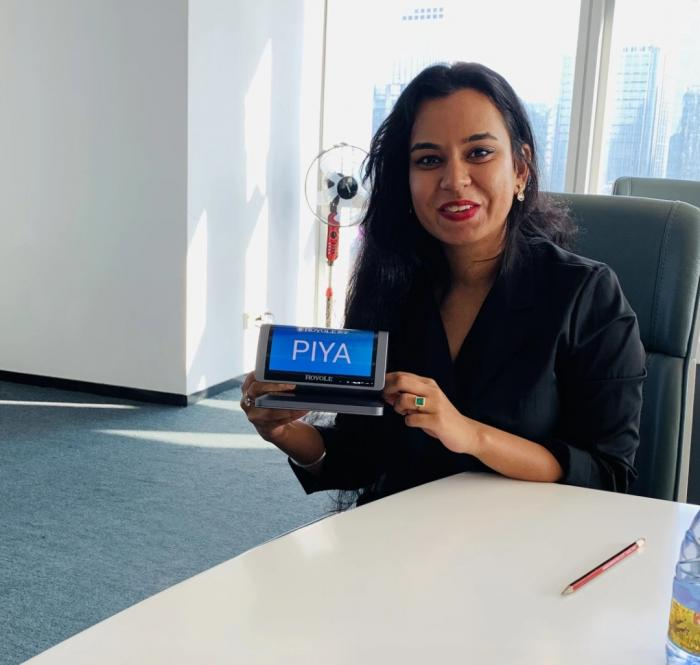 （留学生参观体验企业柔性屏创新科技产品。图片来源：深圳大学。）