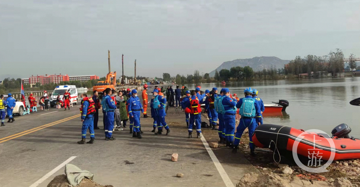 ▲10月12日，河北石家庄平山县事故现场，消防、公安等多部门仍在参与救援。摄影/上游新闻记者 李洪鹏