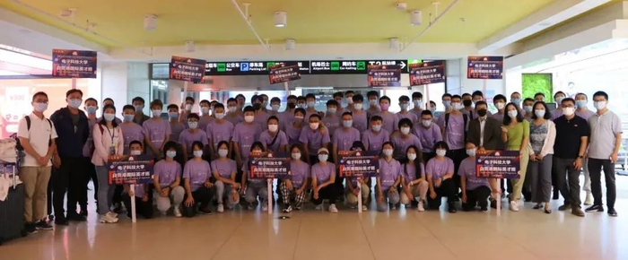 ▲10月8日，我校“海南自贸港国际英才班”58名同学和5位老师顺利抵琼