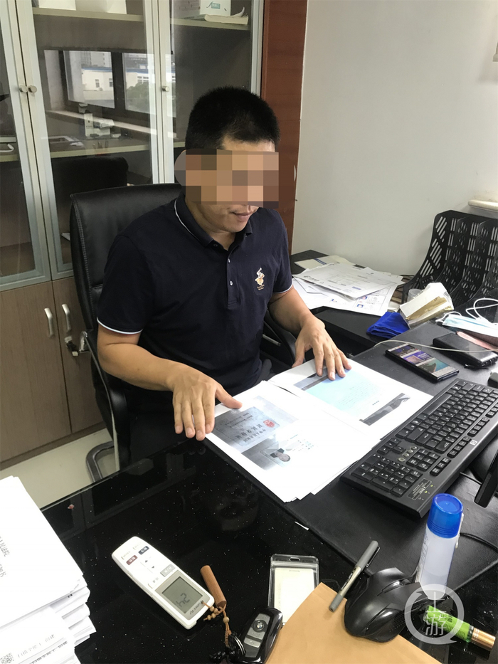 ▲借款员工正在整理自己的卷宗材料。图片来源/受访者供图