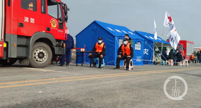 ▲10月12日，河北石家庄平山县事故现场，消防、公安等多部门仍在参与救援。摄影/上游新闻记者 李洪鹏