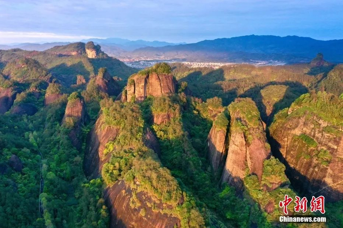 武夷山，是中国生物多样性保护的重要地区，现存十分完整的中亚热带原生性森林生态系统。图为夕阳下的武夷山国家公园丹霞群峦。王东明 摄