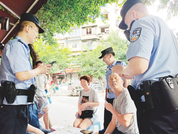 民警向群众介绍“易联调”的使用方法。（重庆市公安局供图）