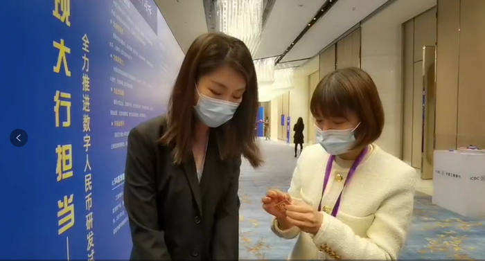 图为中国证券报记者现场体验SIM PAY服务