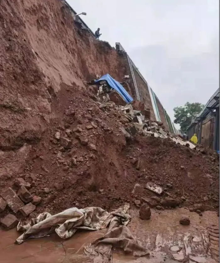  ·平遥古城墙坍塌现场。
