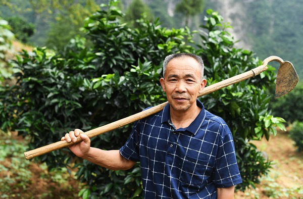 这是2020年7月3日在重庆市巫山县竹贤乡下庄村拍摄的毛相林。新华社记者王全超摄